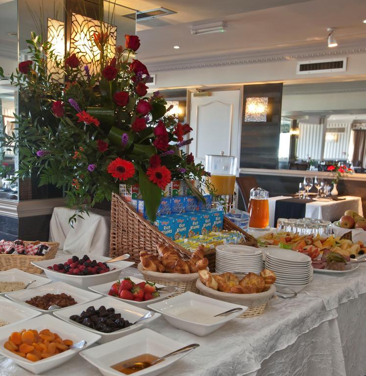 Cobo Bay Hotel Castel Restaurant photo